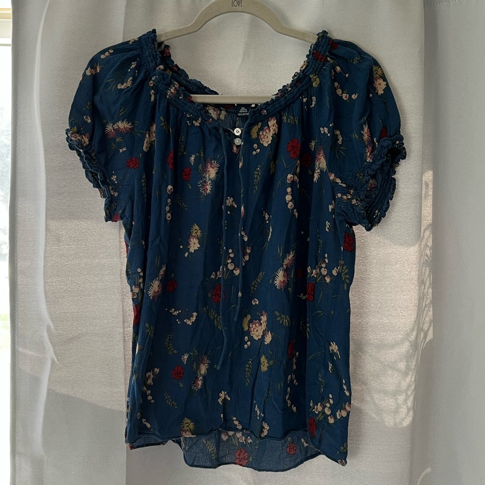 ⭐3/$21 [Chaps] floral blouse, labeled XL, bustline 21"
